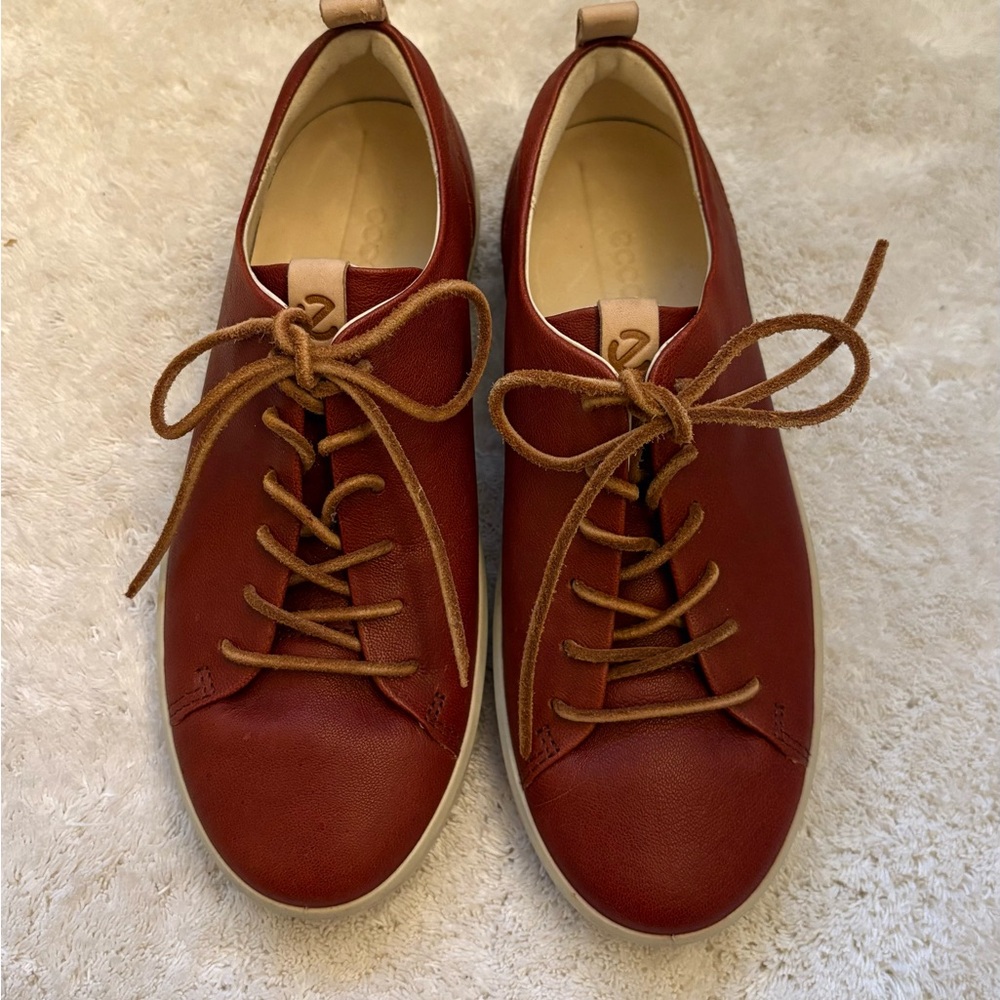 Ecco brown leather sneakers in women’s size 35 or US 4. Worn 2X like new